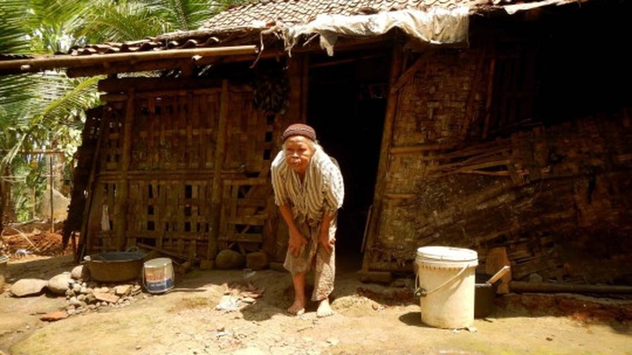 Meratapi hidup nenek renta rawat anak gangguan jiwa di gubuk reot