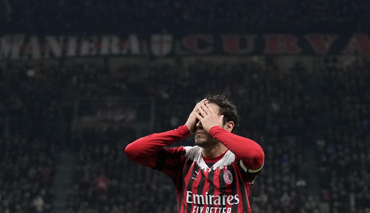 Hanya meraih satu angka, AC Milan tetap berada di puncak klasemen sementara Serie A dengan nilai 67. Namun, mereka kini hanya unggul satu poin atas Napoli di urutan kedua dan empat angka atas Inter Milan di tempat ketiga. (AP/Antonio Calanni)