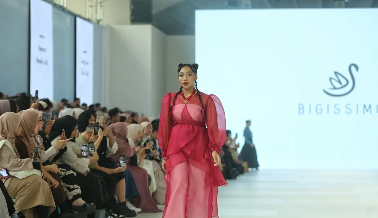 Koleksinya yang hadir berupa pakaian kasual seperti atasan, dress, hingga celana berpotongan wide.  [Dok/Fimela/Adrian Utama P]