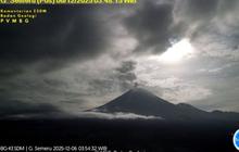 Aktivitas Gunung Semeru Meningkat: Guguran Lava Meluncur hingga 1 Kilometer