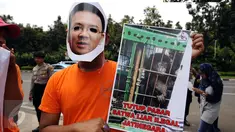 Aktivitis membentang poster saat melakukan aksi di depan Gedung Balai Kota, Jakarta, Kamis (13/10). Aktivitis mendesak Gubernur DKI Jakarta, Basuki Tjahaja Purnama menutup pasar satwa illegal di Jatinegara. (Liputan6.com/Helmi Fithriansyah)