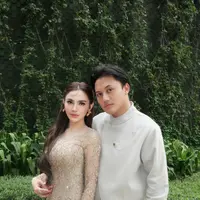 Tampil Kompak Bernuansa Adat, Gaya Mahalini dan Rizky Febian Jadi Sorotan di Akad Nikah Ranggaz & Angie. [@mahaliniraharja].