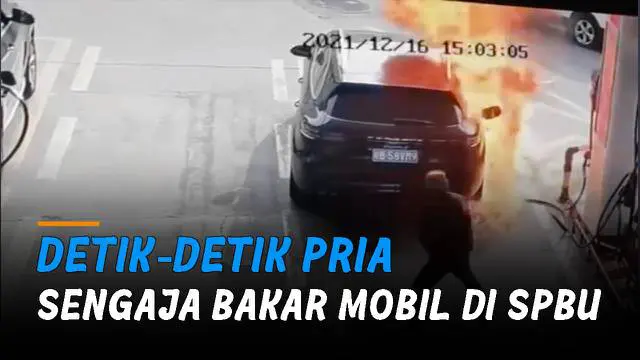 Pelaku seketika menyulut api hingga sisi samping mobil terbakar, lalu pergi.