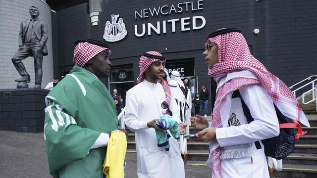 Foto: Pangeran Datang, Suporter Newcastle Ramai-ramai Memakai Sorban