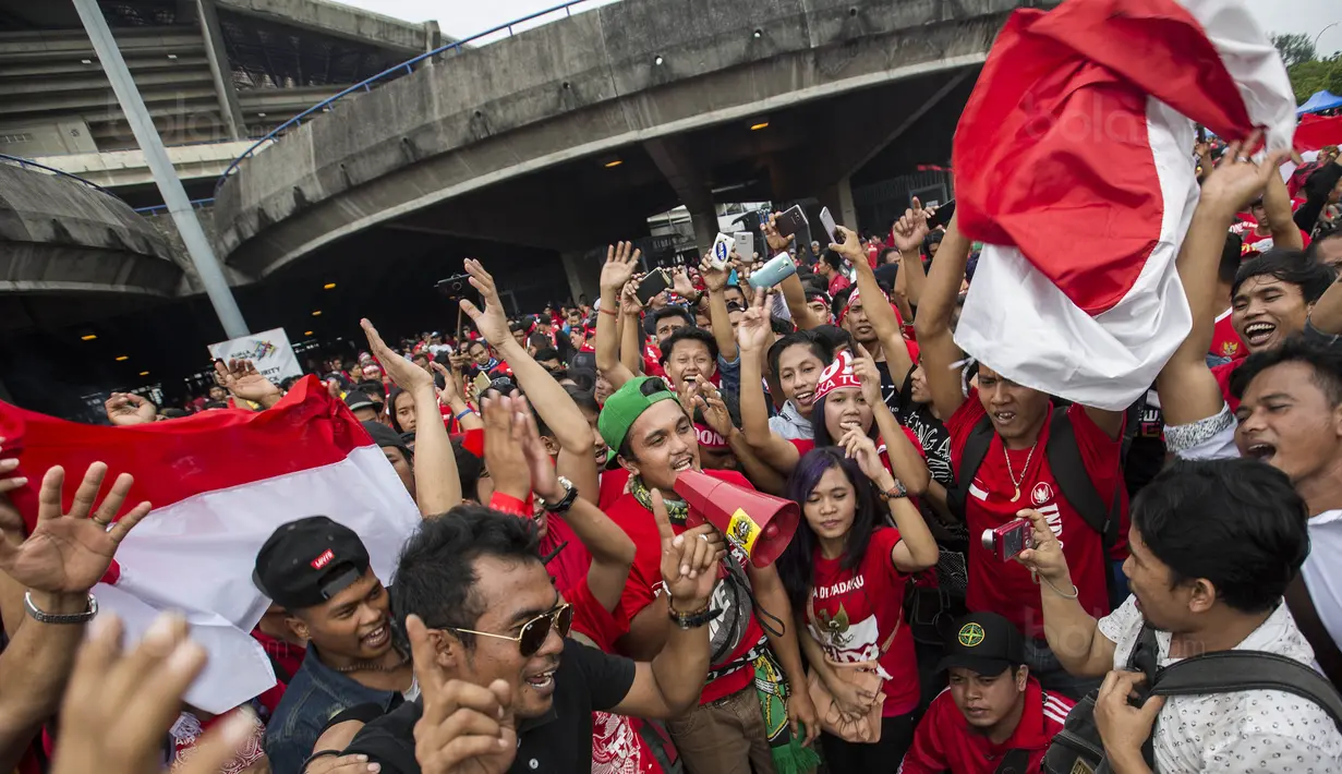 Suporter Indonesia bernyanyi bersama sebelum menyaksikan laga melawan Malaysia di Stadion Shah Alam, Selangor, Sabtu, (26/8/2017). Indonesia akan menghadapi Malaysia pada laga semifinal sepak bola SEA Games 2017. (Bola.com/Vitalis Yogi Trisna)