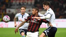 Pemain Milan, Luis Adriano (kiri) berebut bola dengan pemain Lazio Wesley Hoedt pada lanjutan liga Italia serie A di Stadion San Siro, Millan, Senin (21/3/2016) dini hari WIB. (EPA/Daniel Dal Zennaro)