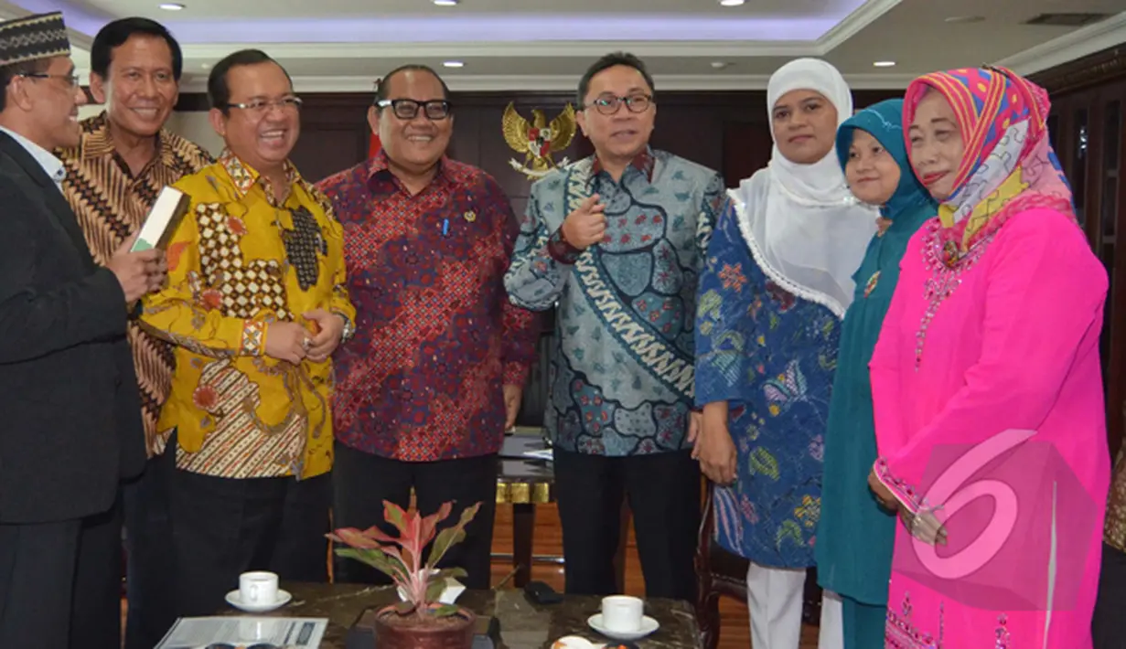 Ketua MPR RI Zulkifli Hasan (keempat kanan) saat menerima kunjungan Ikatan Cendekiawan Muslim Indonesia (ICMI), Jakarta, Selasa (3/2/2015). (Liputan6.com/Andrian M Tunay) 