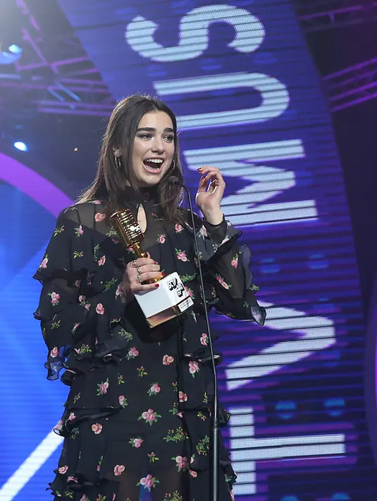 "Halo, terima kasih banyak untuk penghargaan ini. Saya merasa sangat beruntung berada di sini, Indonesia yang begitu indah,” tutur Dua Lipa di atas panggung kemenangan. (Bambang E.Ros/Bintang.com)