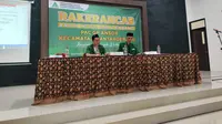 GP Ansor Sumur Batu mendukung langkah Pemkot Bekasi yang membatalkan konsorsium pemenang lelang proyek PSEL Sumur Batu, Bantargebang, Kota Bekasi. (Liputan6.com/Bam Sinulingga)