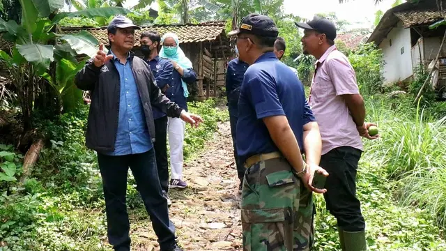 Asisten Deputi (Asdep) Infrastruktur Pengembangan Wilayah, Deputi Bidang Koordinasi Infrastruktur dan Transportasi Kemenko Marves, Djoko Hartoyo meninjau Desa Talagasari, kecamatan Serangpanjang. (Dok Kemenko Marves)