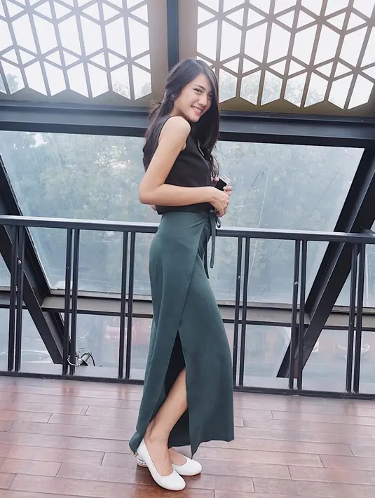Selanjutnya, Anissa memilih mengenakan rok panjang yang belahan sampingnya tinggi dan tanktop hitam sebagai paduannya. Penampilannya tapak santai lantaran ia memakai flatshoes. Cantik banget kan? (Instagram/anissaaziza)