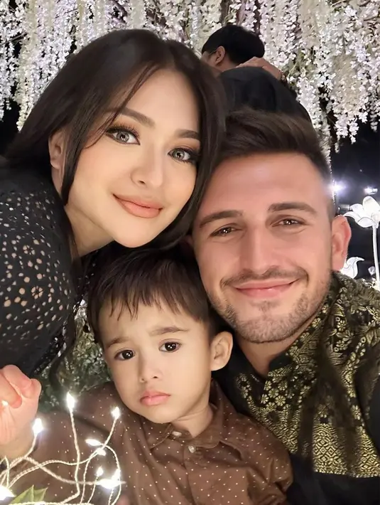 Sedangkan paras cantiknya dengan sentuhan makeup sederhana. Dalam momen tersebut, ia didampingi tunangannya, Ladislao Camara dan putranya. [Instagram/nathalieholscher]