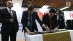 President Director of AXA Mandiri, Jean-Philippe Vandenschrick (kedua kiri) bersama Ketua Umum Komite Olimpiade Indonesia (KOI) Erick Thohir menandatangani perjanjian kerja sama di AXA Tower, Jakarta, Senin (23/4). (Liputan6.com/Angga Yuniar)