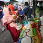 Warga membeli beras dan minyak goreng saat Operasi Pasar di Pasar Palmerah, Jakarta, Jumat (20/3/2020). Perum Bulog menjual gula pasir, beras dan minyak goreng dengan harga murah dan terjangkau yang tersebar di 35 titik pasar. (Liputan6.com/Fery Pradolo)