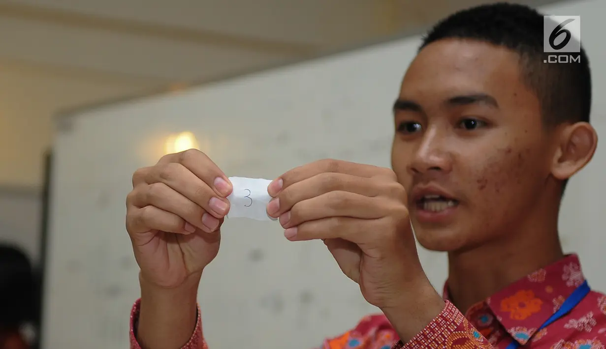 Calon Pasukan Pengibar Bendera Pusaka (Paskibraka) 2017 melakukan penghitungan suara pemilihan Lurah Desa Bahagia di PP-PON Cibubur, Jakarta, Rabu (27/7). Mereka yang terpilih akan memimpin pasukan Desa Bahagia. (Liputan6.com/Yoppy Renato)