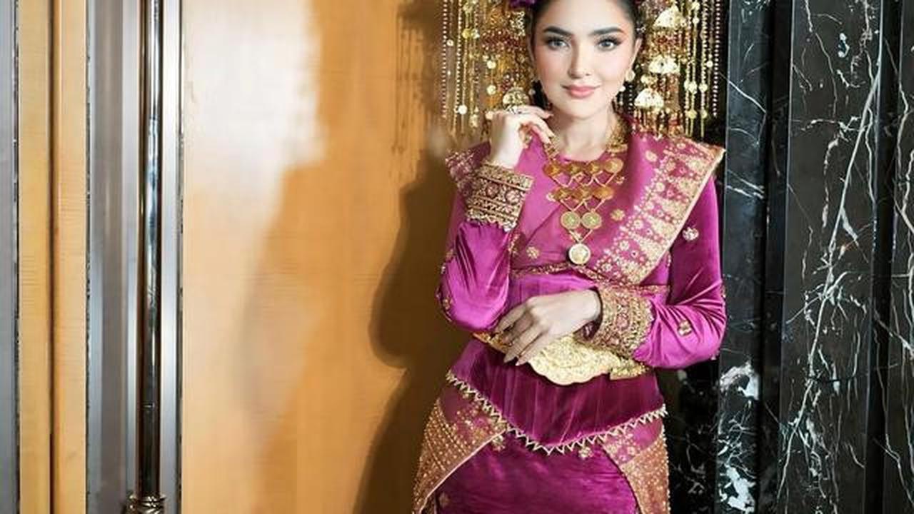 9 Potret Ashanty Pakai Baju Adat Palembang dengan Detail Mewah, Auranya Elegan