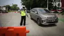 Petugas kepolisian mengawasi kendaraan yang melintasi titik pemeriksaan ganjil-genap Bundaran Senayan, Jakarta, Kamis, (26/8/2021). Mulai 26 sampai 30 Agustus, ganjil genap hanya berlaku di 3 ruas jalan Jakarta yakni, Jalan Sudirman, MH Thamrin, dan HR Rasuna Said. (Liputan6.com/Faizal Fanani)