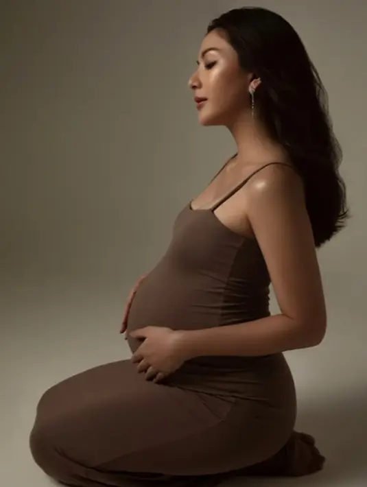 Pasalnya, di sini Jessica Mila tampil super glowing pancarkan kecantikan natural yang luar biasa dalam balutan busana yang tidak memamerkan perutnya secara terbuka. [Foto: Instagram/jscmila]