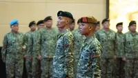 Serda Irfan Farhan dan Prada Donni Pinto Harahap, dua prajurit TNI yang turunkan bendera bulan bintang di Aceh. (Puspen TNI)