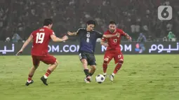 Duel antara timnas Indonesia berlangsung cukup sengit di awal pertandingan. (Liputan6.com/Angga Yuniar)