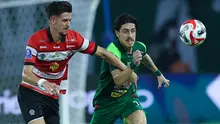 Kerim Pelic (Madura United) dan Francisco Rivera (Persebaya Surabaya) di Stadion GBT, Surabaya, Jumat (17-4-2026). (Bola.com/M. Iqbal Ichsan)