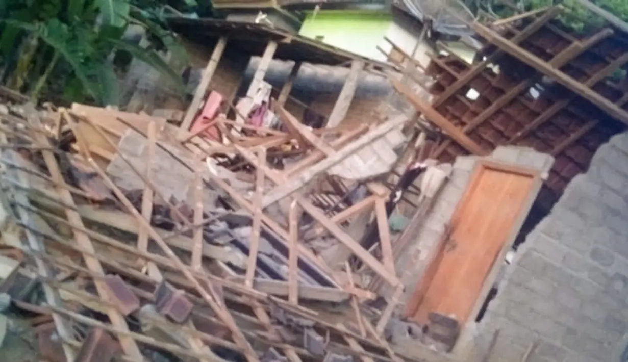 Rumah-rumah yang runtuh setelah gempa magnitudo 4,8 terjadi di Karangasem, Bali, Sabtu (16/10/2021). Guncangan gempa menyebabkan kerusakan bangunan dan tiga orang warga meninggal di wilayah Kabupaten Karangasem dan Bangli, Bali. (Handout / BALI BPBD / AFP)