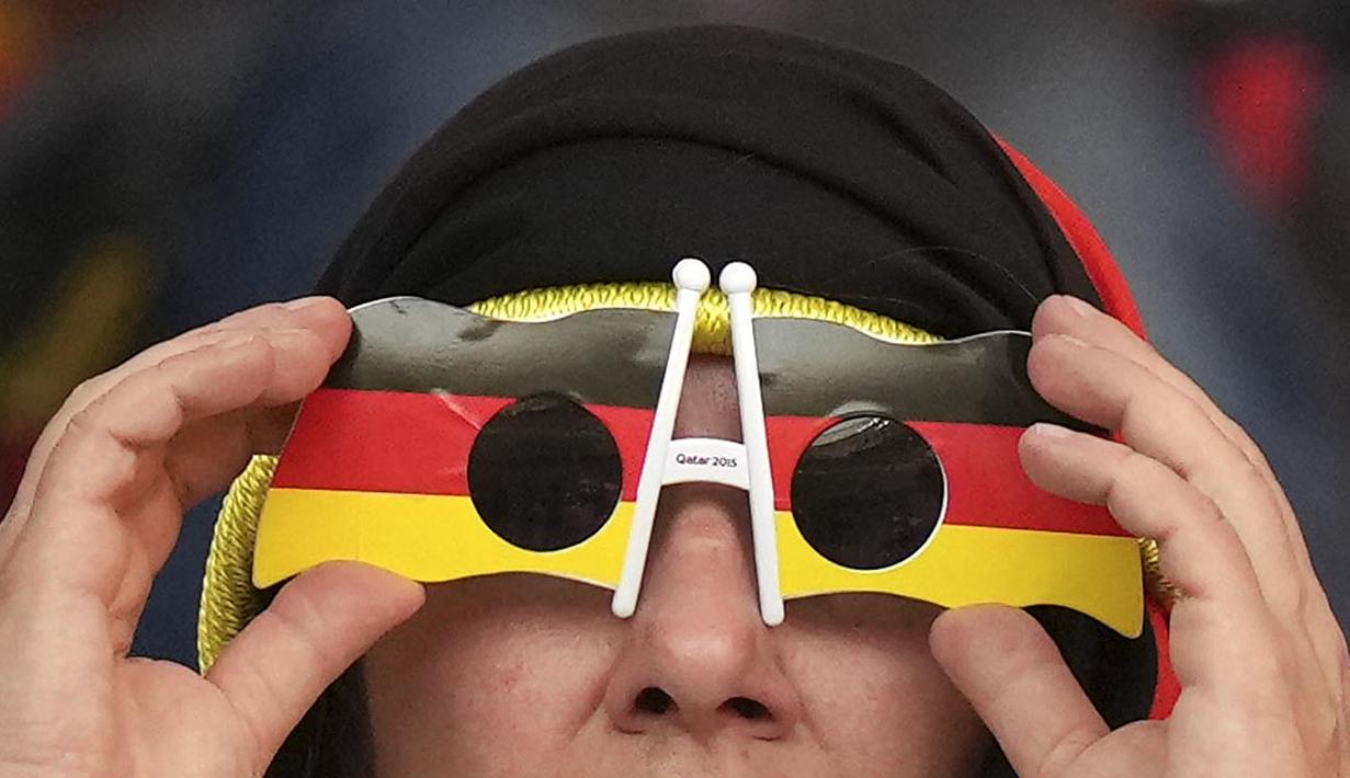 Seorang suporter Jerman memegang kacamatanya saat laga Grup E antara Jerman melawan Jepang di Khalifa International Stadium, Doha, Qatar, Rabu (23/11/2022). (AP/Matthias Schrader)