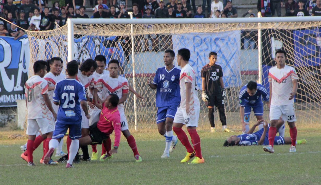 Keributan saat waktu tambahan mewarnai final Piala Polda Jateng. PSIS Semarang tampil sebagai juara Piala Polda Jateng setelah mengalahkan Persis Solo 2-1 dalam final lanjutan di Stadion Jatidiri, Semarang, Minggu (2/8/2015). (Bola.com/Vincensius Sawarno)