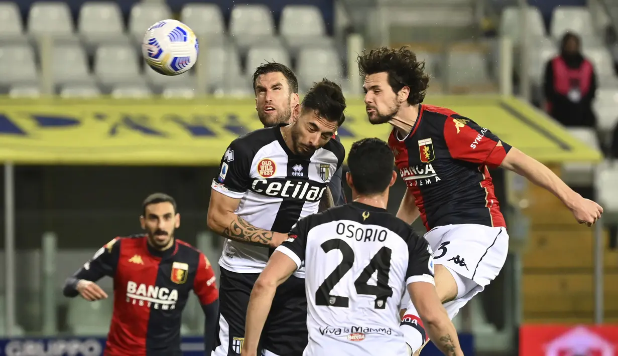 Striker Genoa, Mattia Destro (kanan) berduel udara dengan bek Parma, Giuseppe Pezzella dalam laga lanjutan Liga Italia 2020/2021 pekan ke-28 di Ennio Tardini Stadium, Parma, Jumat (19/3/2021). Genoa menang 2-1 atas Parma. (LaPresse via AP/Massimo Paolone)