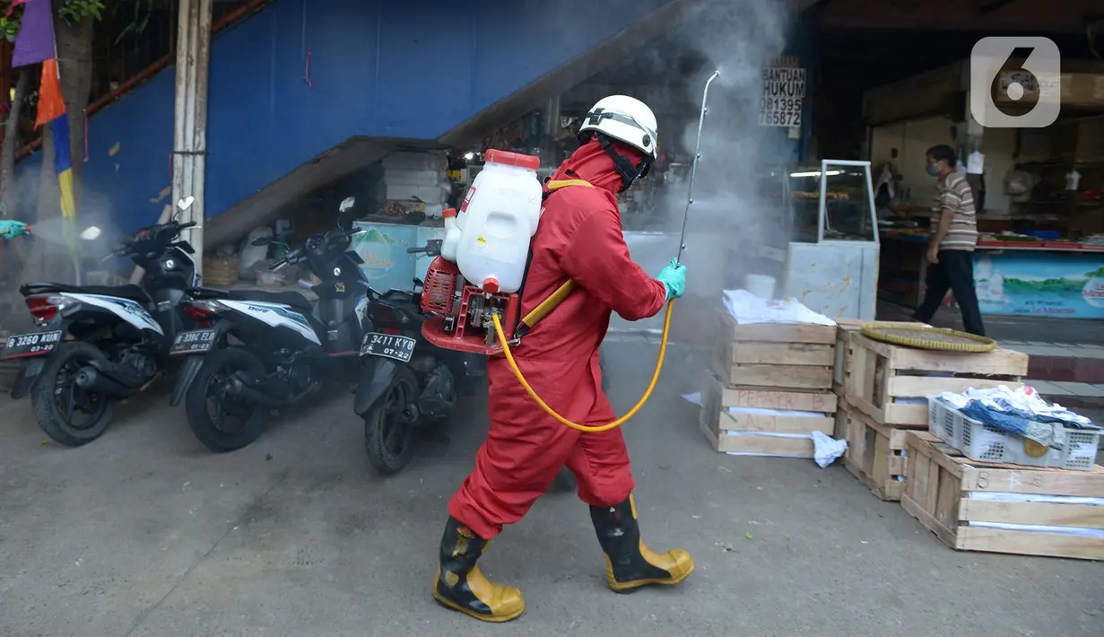 Petugas melakukan penyemprotan cairan disinfektan di Pasar Perumnas di wilayah Jakarta Timur, Selasa (25/8/2020). Penyemprotan ini di bagi dua jalur utara dan Selatan. (merdeka.com/Imam Buhori)