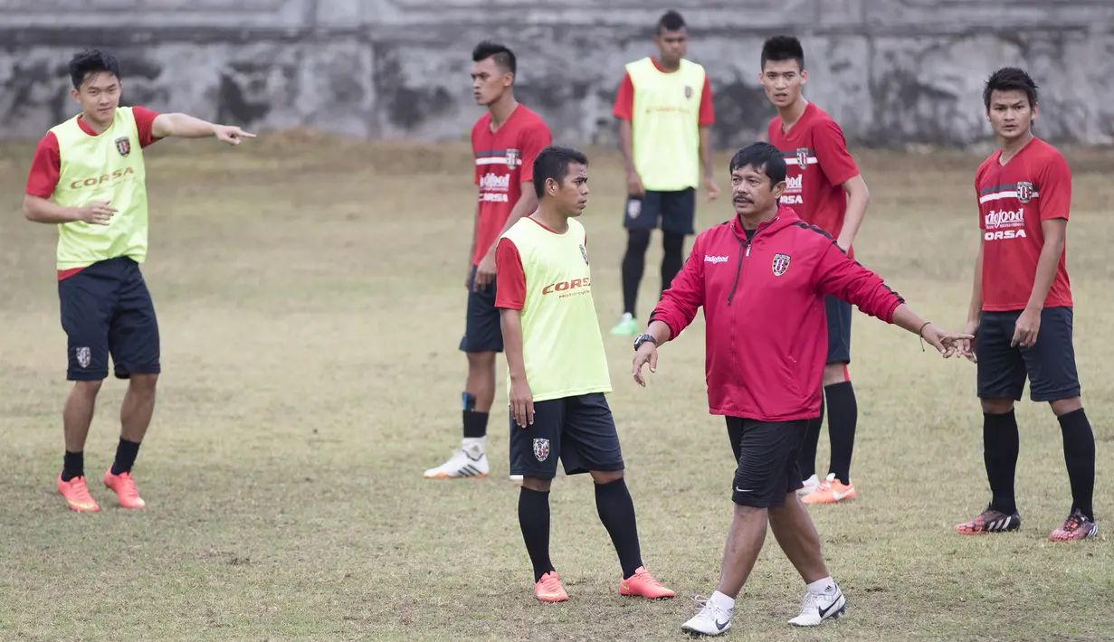Pelatih Bali United, Indra Sjafri memimpin latihan jelang laga Piala Presiden melawan Mitra Kukar di Lapangan Trisakti, Kuta, Bali, Selasa (1/9/2015). (Bola.com/Vitalis Yogi Trisna)
