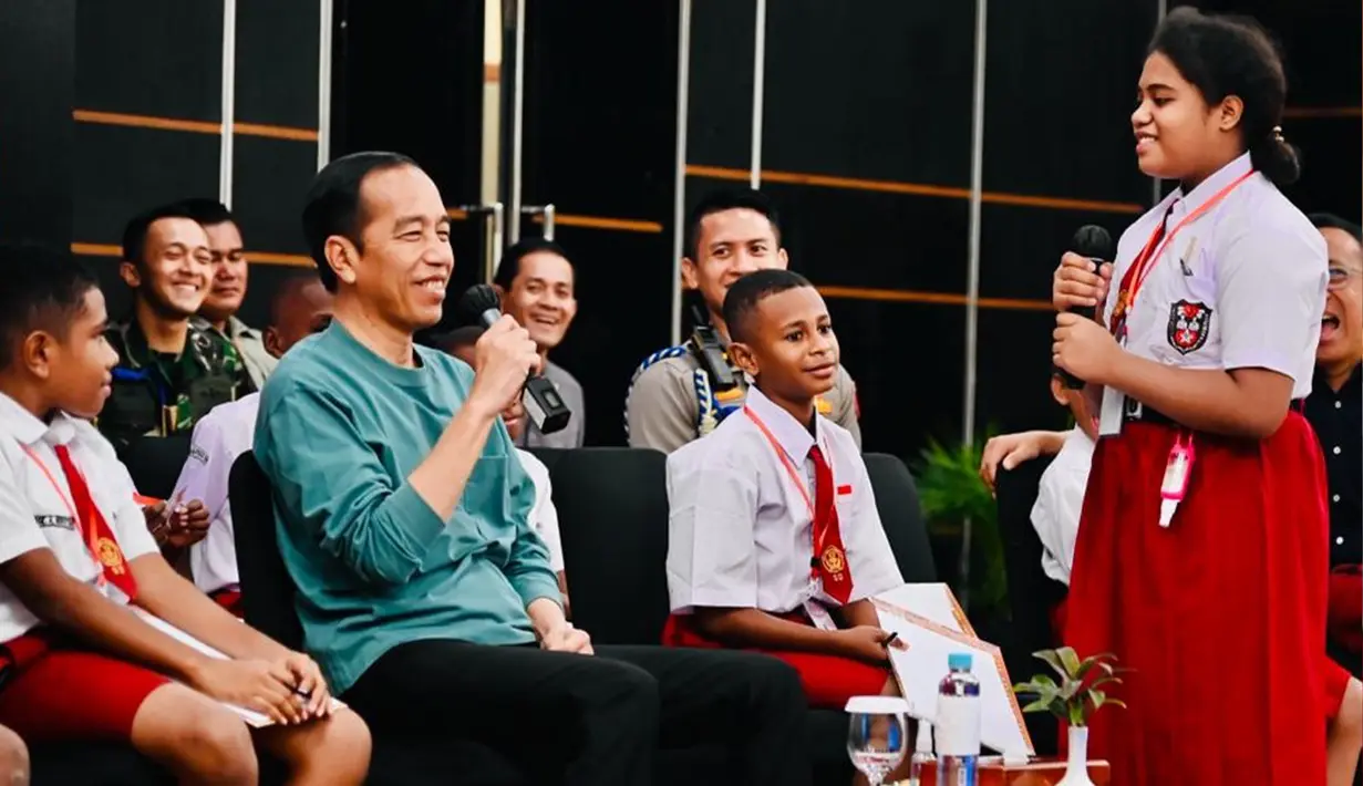 "Kalau dipilih yang timur—kalau ibu kotanya dipilih di Papua—yang dari Aceh ke Papua itu kalau ke sini jauh sekali, 9 jam dari Aceh ke Papua naik pesawat, _lho, itu. Kalau naik kapal bisa berminggu-minggu," ungkapnya. (Foto: Laily Rachev - Biro Pers Sekretariat Presiden)