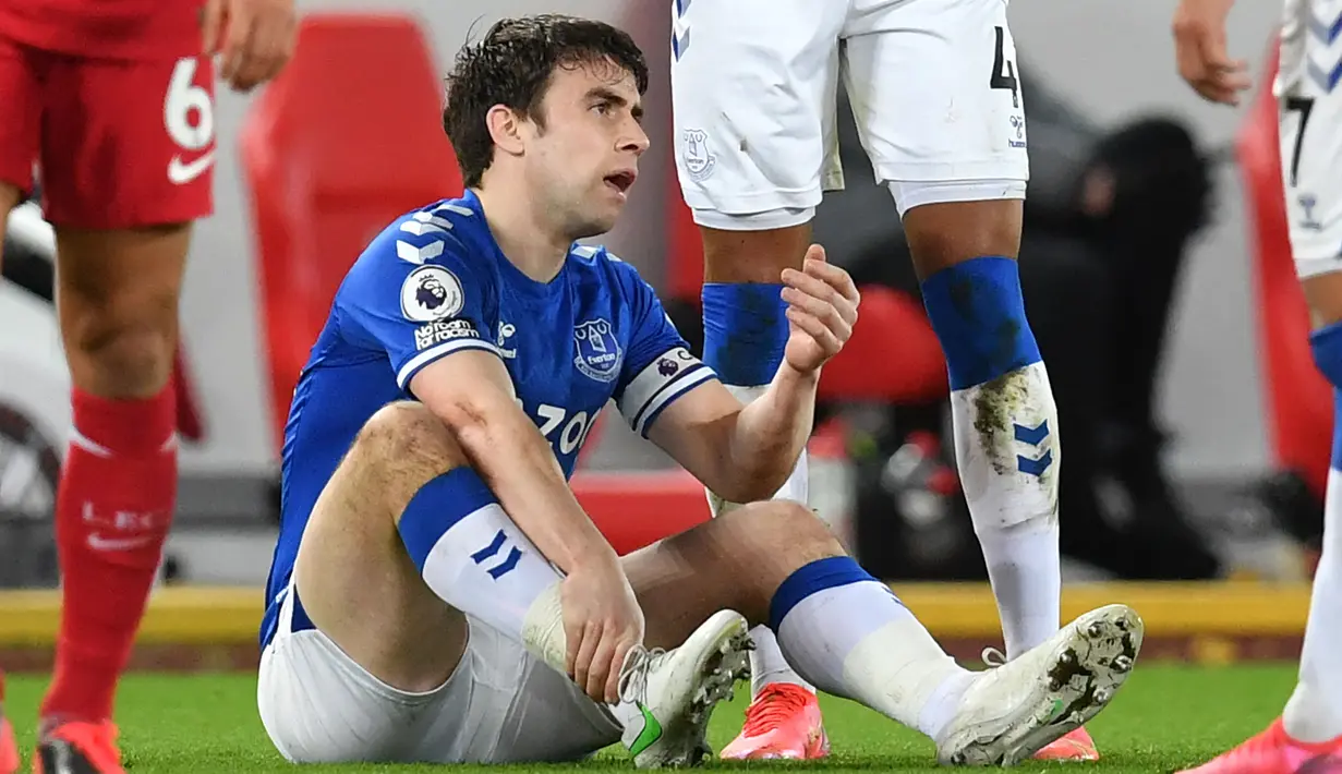 Seamus Coleman tampil mengecewakan pada musim ini sebagai kapten sekaligus bek kanan Everton. Hal tersebut juga tercermin dari posisi The Toffees yang saat ini berada di urutan ke-17 klasemen dan sangat dekat dengan zona degradasi. (AFP/Paul Ellis)
