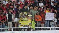Penonton menyaksikan pertandingan Oxford United melawan Liga Indonesia All-Stars pada Piala Presiden 2025 di Stadion Utama Gelora Bung Karno, Jakarta, Minggu (7/7/2025). (Bola.com/Muhammad Adiyaksa)
