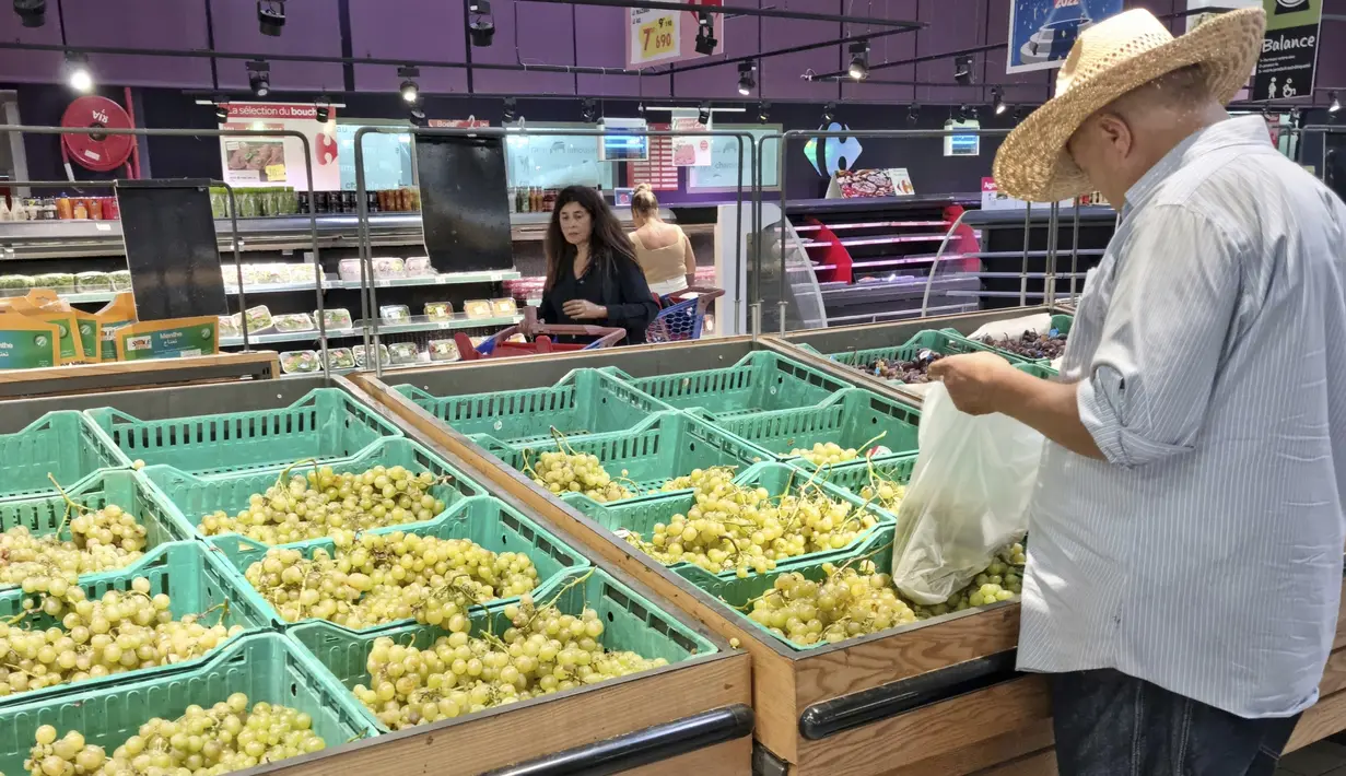 Orang-orang berbelanja di sebuah supermarket, di Tunis, Tunisia, pada 10 Oktober 2022. Tunisia sangat bergantung pada impor, dan masalah ekonomi yang berlangsung lama membuat negara ini memiliki pengaruh yang terbatas di pasar internasional untuk mengamankan barang yang dibutuhkannya. (AP Photo/Hassene Dridi)