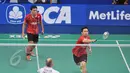 Ganda putra Indonesia, Hendra/Ahsan mengembalikan kok ke arah Andrew Ellis/Peter Mills di BCA Indonesia Open Superseries Premier 2015 di Istora Senayan, Jakarta, Rabu, (3/6/2015). Hendra/Ahsan menang 21-13 21-13. (Liputan6.com/Herman Zakharia)