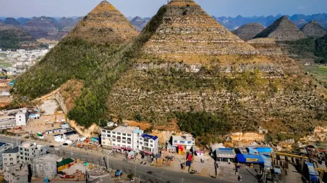 Kabupaten Anlong di China menjadi tujuan wisata populer berkat bukit-bukitnya yang menyerupai piramida. Kini, muncul konspirasi terkait bukit tersebut (Xinhua).