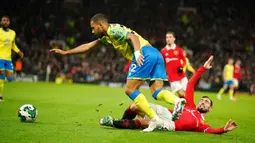 Pemain Manchester United Bruno Fernandes bereaksi kehilangan bola dari pemain Nottingham Forest Renan Lodi pada pertandingan sepak bola leg kedua semifinal Piala Liga Inggris di Old Trafford, Manchester, Inggris, 1 Februari 2023. Manchester United melaju ke final Piala Liga Inggris usai mengalahkan Nottingham Forest dengan skor 3-0 pada leg pertama dan 2-0 pada leg kedua. (AP Photo/Dave Thompson)