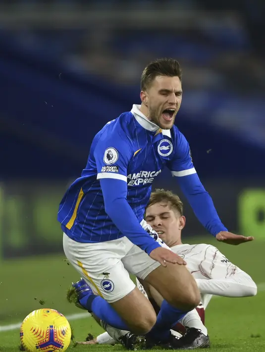 Bek Brighton & Hove Albion, Joel Veltman saat dilanggar gelandang Arsenal, Emile Smith Rowe pada pertandingan lanjutan liga Inggris di stadion Falmer di Brighton, Inggris, Rabu (30/12/2020). Arsenal kini berada di posisi ke-13  klasemen. (Mike Hewitt/Pool via AP)