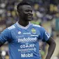 Striker Persib Bandung, Ezechiel N'Douasel, bersiap saat akan melawan TIRA Persikabo pada laga Piala Presiden 2019 di Stadion Si Jalak Harupat, Bandung, Sabtu (2/3). Persib kalah 1-2 dari TIRA. (Bola.com/Yoppy Renato)