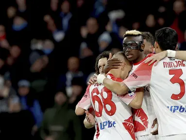 Pemain Napoli, Victor Osimhen, merayakan gol ke gawang cremonese bersama rekannya pada laga Liga Italia di Stadion Diego Armando Maradona, Minggu (12/2/2023). Napoli menang tiga gol tanpa balas atas cremonese. (Alessandro Garofalo/LaPresse via AP)