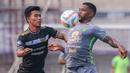 <p>Pemain Persebaya Surabaya, Paulo Victor (kanan) berebut bola dengan pemain Dewa United, Agung Mannan pada laga lanjutan BRI Liga 1 2023/2024 antara Dewa United melawan Persebaya Surabaya di Indomilk Arena, Tangerang, Sabtu (30/09/2023). (Bola.com/Bagaskara Lazuardi)</p>