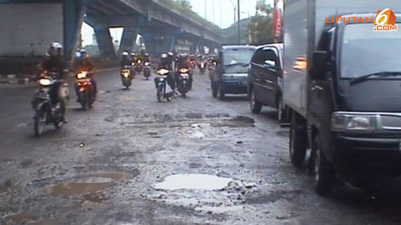 jalan-rusak-140122-b.jpg