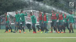 Pemain Timnas Indonesia U-23 mengangkat gawang saat latihan di Lapangan A Senayan, Jakarta, Sabtu (17/3). Latihan ini persiapan uji tanding melawan Singapura pada 21 Maret mendatang. (Liputan6.com/Helmi Fithriansyah)