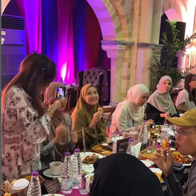 6 Potret Buka Bersama Geng Cendol, Penuh Kehangatan Meski Banyak yang Absen