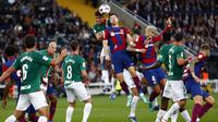 Duel udara antara pemain Barcelona, Robert Lewandowski dengan pemain-pemain Alaves pada lanjutan La Liga 2023/2024 di Stadion Lluis Companys, Catalan, Minggu (12/11/2023) malam WIB. (AP Photo/Joan Monfort)