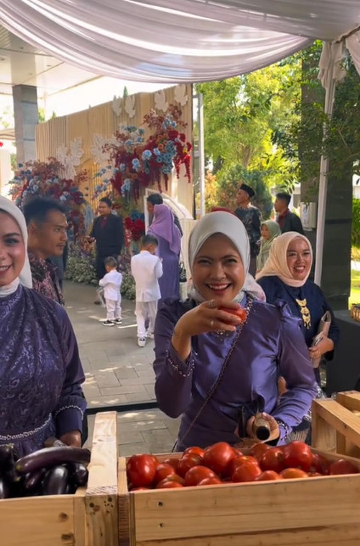 Sajikan Sayuran-Sayuran Segar, Momen Pernikahan dengan Souvenir Unik Ini Bikin Takjub Warganet