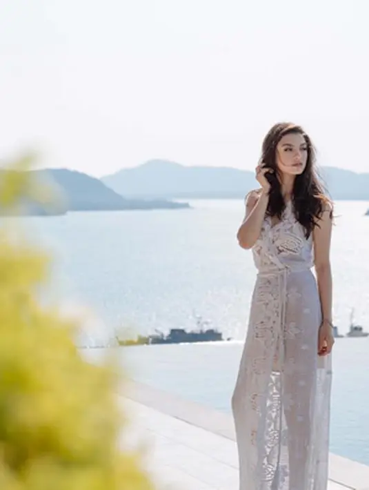 Terlihat cantik dengan gaun putih santai, Raline Shah menikmati suasana liburannya di Phuket, Thailand. (via instagram/@raline_shah)