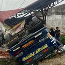 Bus Penuh Penumpang Oleng Tabrak Tembok di Asahan