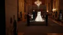 Petugas berjaga dekat gaun pernikahan Putri Eugenie dan sang suami, Jack Brooksbank selama pratinjau media di Kastil Windsor, London, Kamis (28/2). Gaun itu akan dipajang sebagai bagian dari pameran yang berlangsung hingga 22 April 2019. (AP/Matt Dunham)